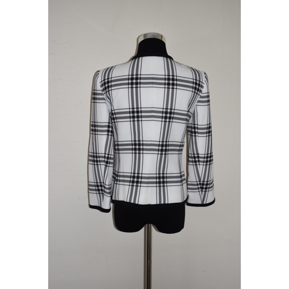 Blazer - Picture 3 of 5